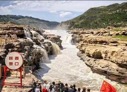 壶口瀑布事件越闹越大，本来旅游者认为门票价格太高，对着黄河喊了一声：妈，一人10