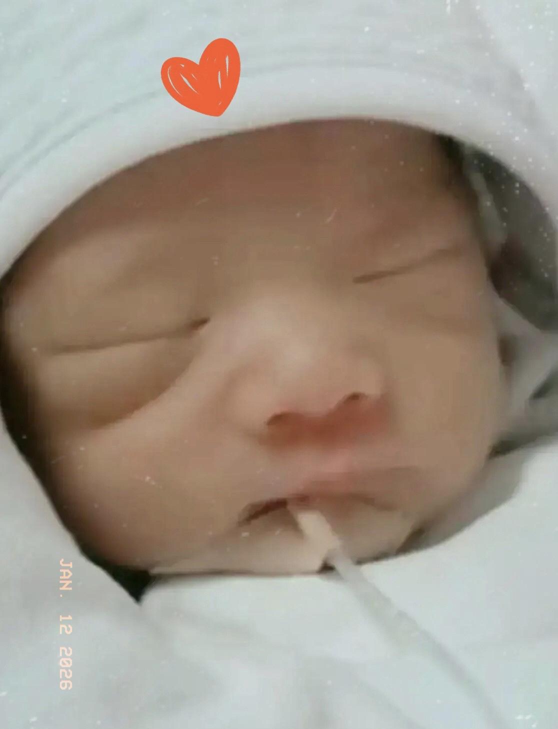 河南郑州这对小夫妻，刚当爸妈就遭了大难，娃落地才三天，连哭的力气都没有，闭着眼