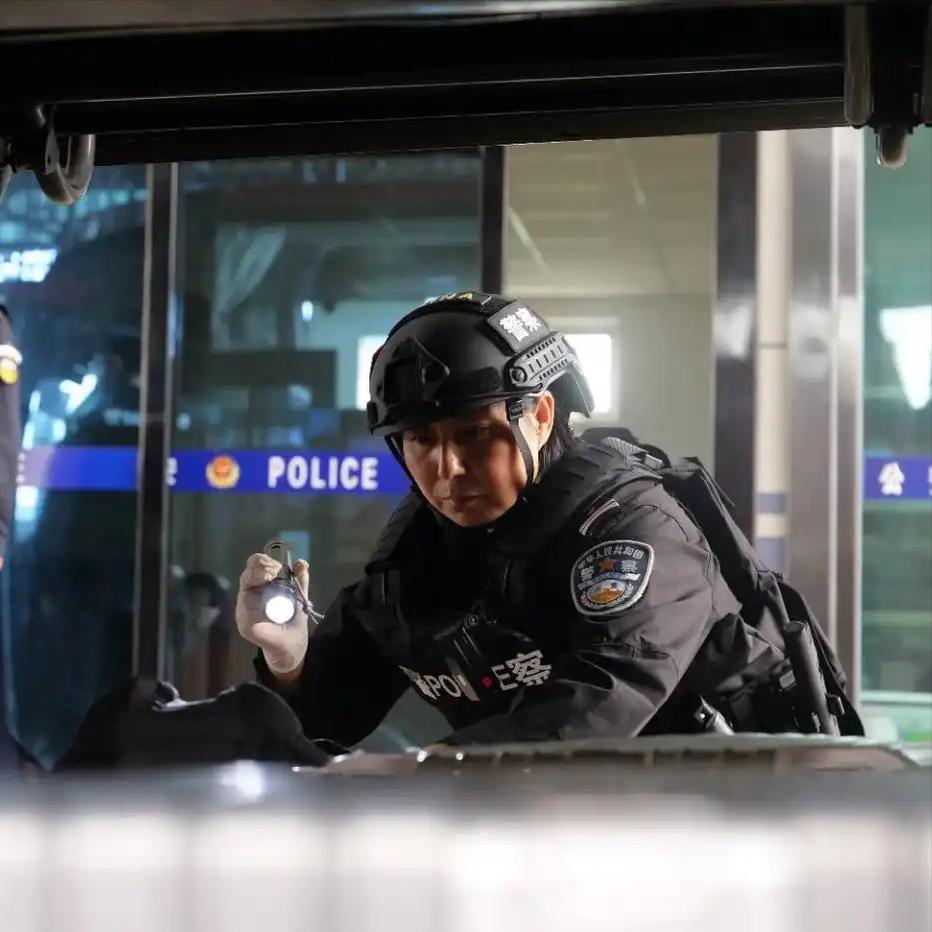 作为云南公安检查站站长，李向丽是全省唯一的女站长。缉毒一线本就凶险，而她选择公开