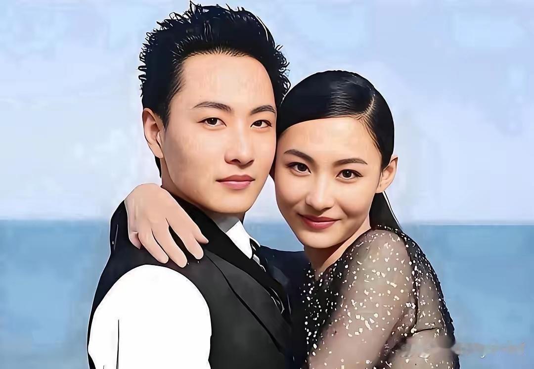 一晃十年，张柏芝和身边的他，早已把爱情过成了最踏实的模样。没有轰轰烈烈的官