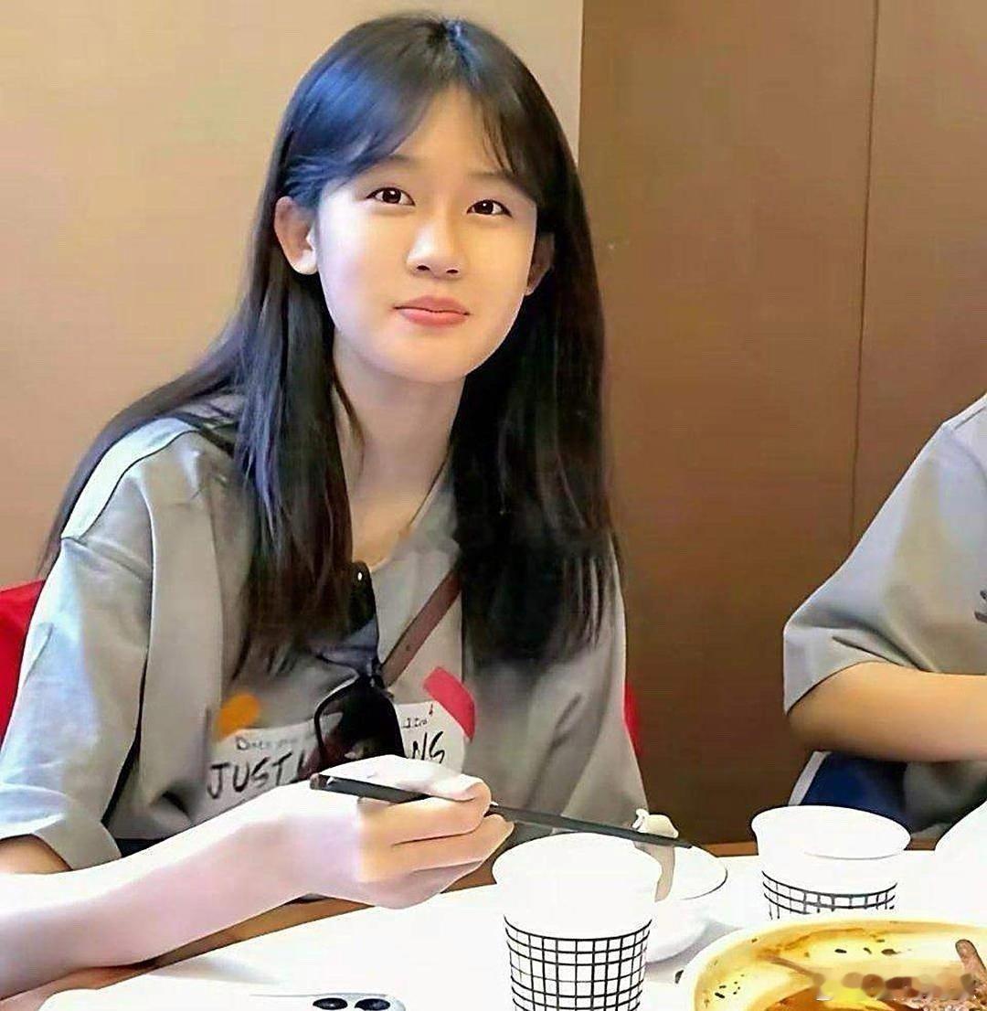 陆毅鲍蕾育儿有方，贝儿长开了更显气质，颜值一路飙升！​​​