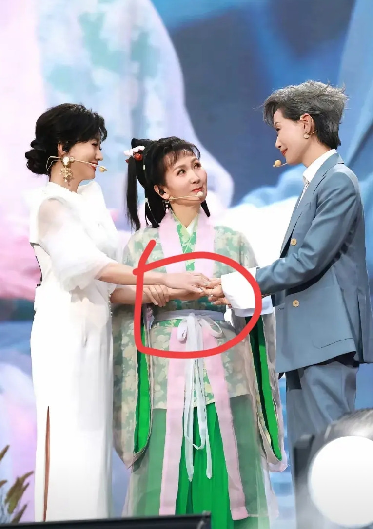 终于理解赵雅芝为什么一直消费白娘子了！原因有三个：1.老公年龄大了，孩子们还不