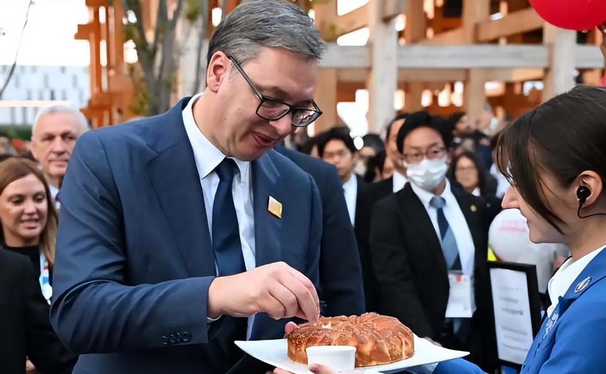 武契奇用自己的行动，给中国上了最深刻的一课！他刚在北京看完阅兵夸中国硬核，转头就