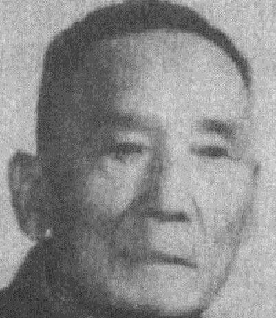 1950年，36军军长刘万春接到通知到北京参加会议，可是刚下车，就看到几名全副武