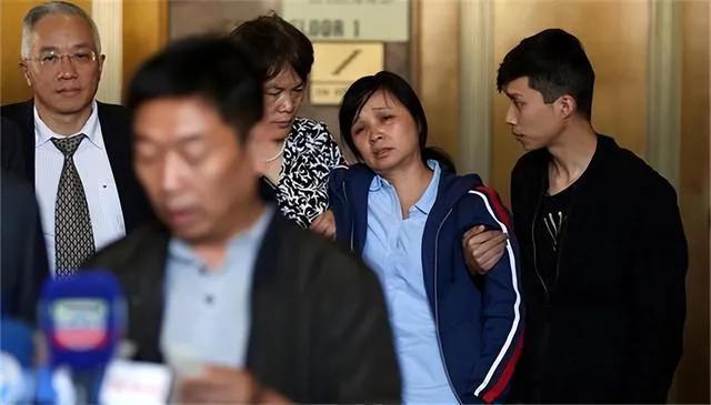 章莹颖在美国遇害8年了，可是，她的男友一直走不出来，他把女友生前的眼镜换了镜片，