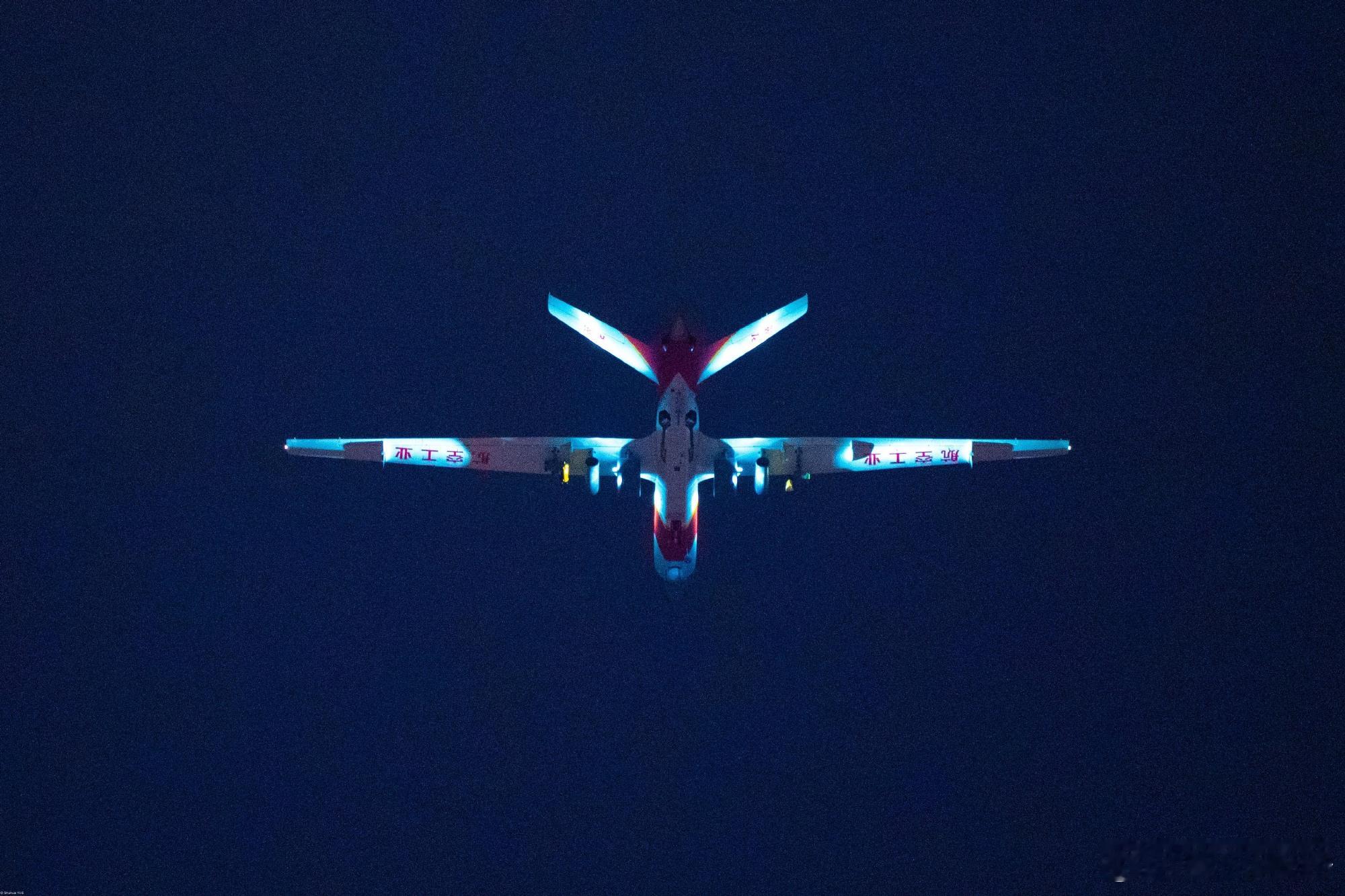 在央视春晚宜宾分会场，10架“云影”尾座式无人机垂直升空改平飞，2架“翼龙”呼啸