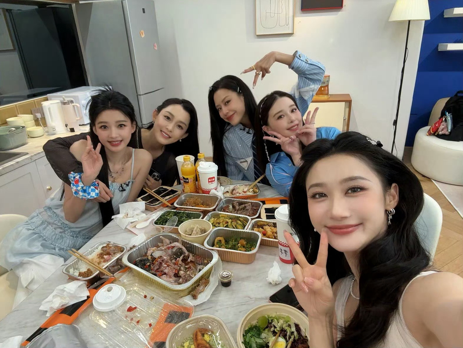 阚清子晒小学大队长照片这一团也是甜妹团！期待三公舞台！阚清子真是越来越瘦了哈哈哈