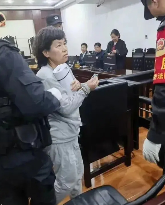 【高丙芳律师案二审宣判：维持原判，获刑4年】6月17日上午，深受人们关注的高丙芳