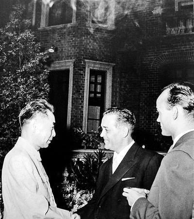 1963年底，周总理访问埃及，在总统举行的招待会上，一位当地情报高官趁周总理面前