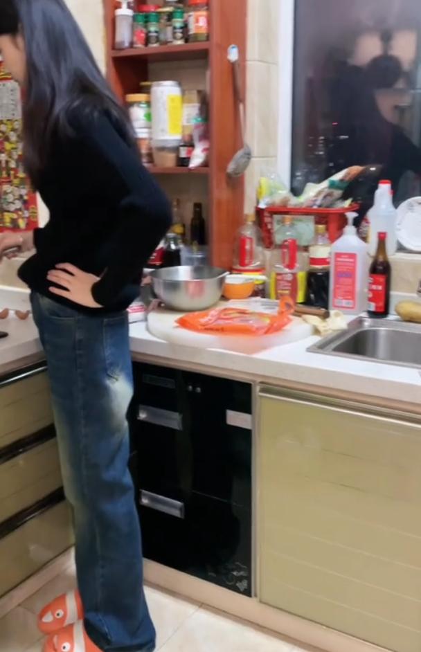 老公说：“女儿26岁了，如果不想结婚，老了谁来照顾她？”我说：“你照顾过我吗？”