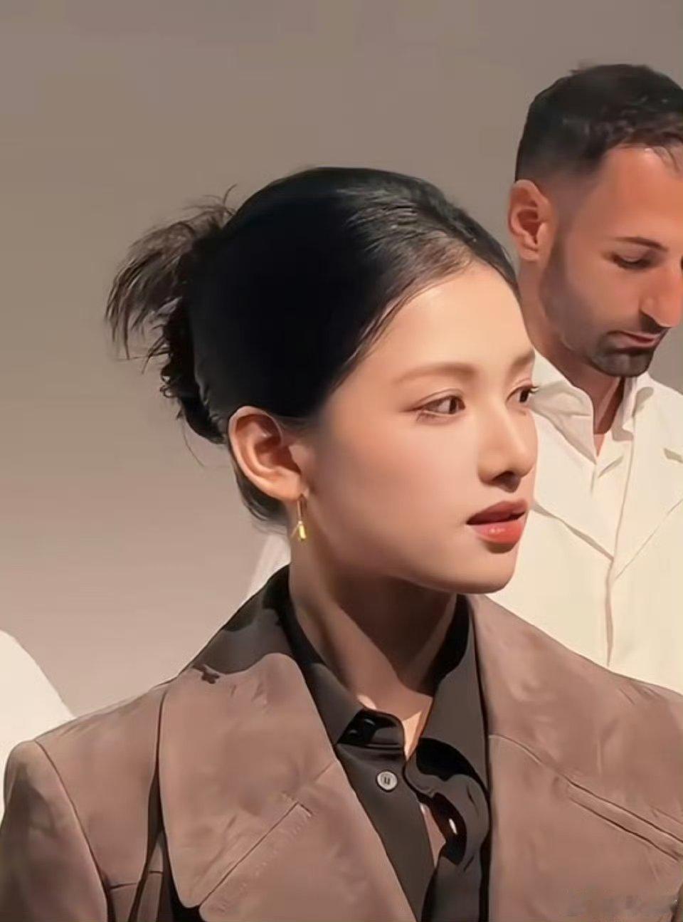 看到张婧仪就完全懂为什么摄影师笑得那么开心了，为国争光的权威美貌[作揖]​​​