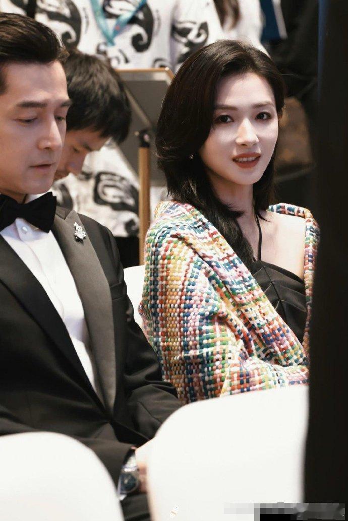 胡歌给万茜看女儿的照片，万茜看的同时还不忘用手挡住，生怕被偷拍[捂脸哭]​​​