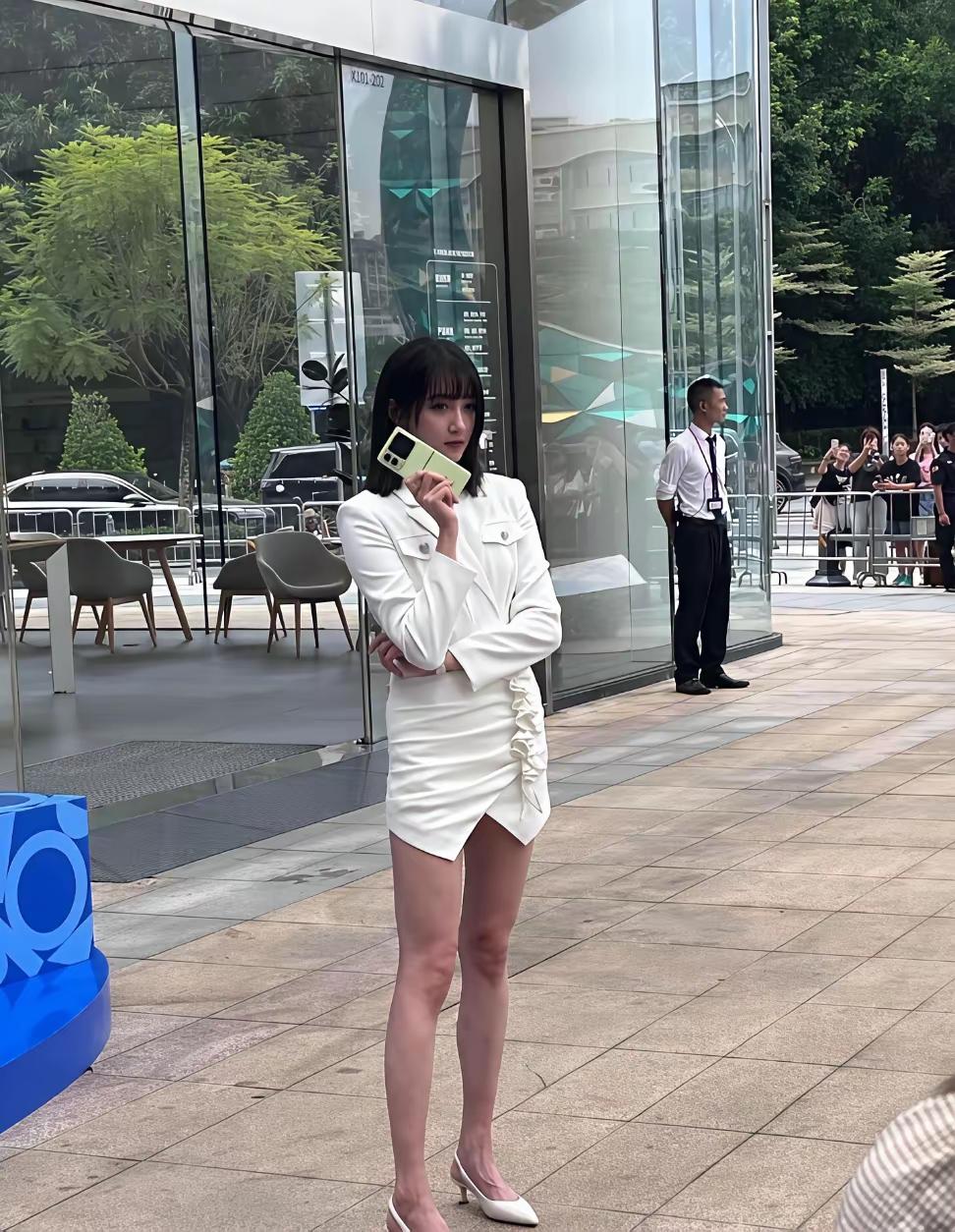 关晓彤本人，好像并不上相呢！手机镜头里，真的不能拍出美感！一眼过去，不太像本尊！