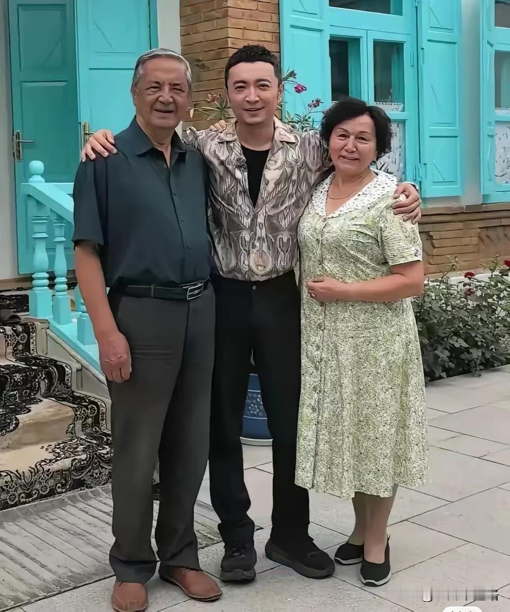 很多人都不知道，尼格买提是重组家庭长大的。当年爸妈带着各自的孩子重新组成一家