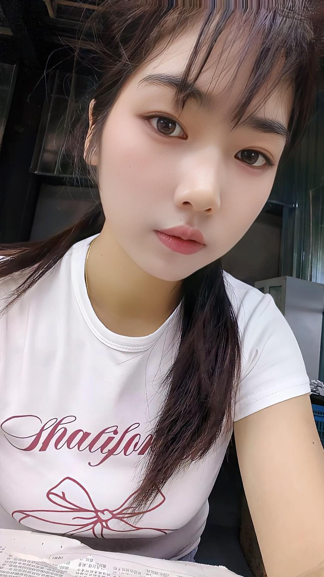 轻纱遮面，笑语盈盈。