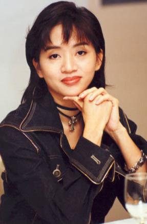 梅艳芳母亲覃美金离世，其生前持续领取生活费的信托也进入清算阶段。据媒体统计估算，