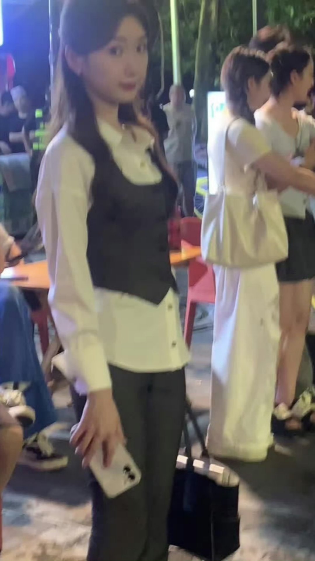 毛晓彤路人视角图二曲线太棒了，好有女人味​