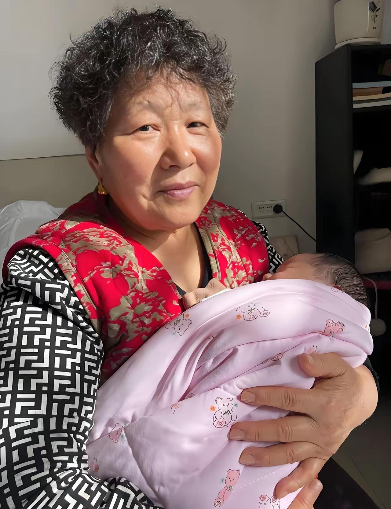 俩儿媳先后怀孕，差不到一个月，婆婆直接甩出个“坐月子方案”，瞬间把全家的水搅浑了