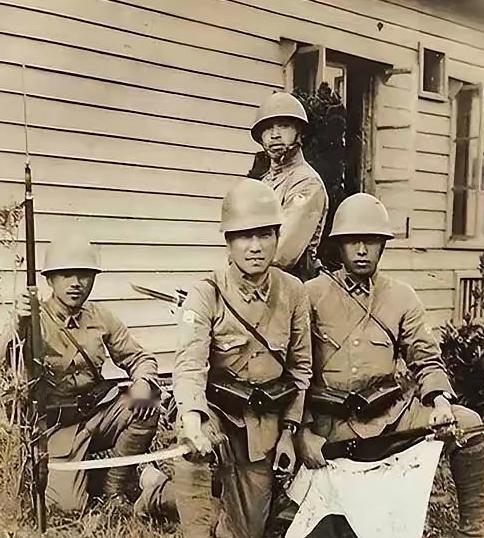 1943年，一铜匠被鬼子抓去搬弹药。这汉子鬼点子多，每次趁鬼子不注意，扛着弹药箱