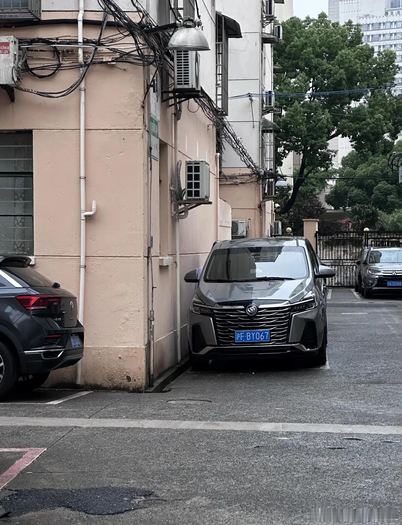 上海人是有多爱别克啊路过杨浦区某小区车位不算多，别克却不少居然差不多集齐了各种别