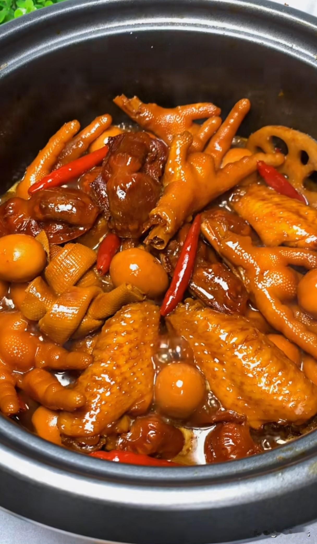 当年脑子一热，想靠卤味开店，咬牙花13000拜师。师傅是干了三十年的老手，线下店