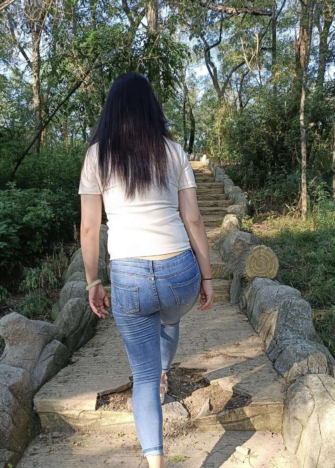 在厂里上班认识的，一起合租半年了，昨天才知道她有两个孩子