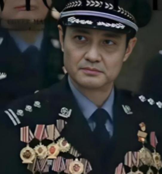 1998年，一名男子在兰州火车站等待火车，这时从他身边走过来一名警察，两人对视一