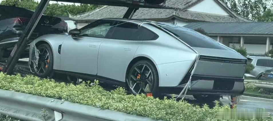 全新小鹏P7直接无伪装发运，太空银配色就很小鹏、很赛博，P7也是8月份