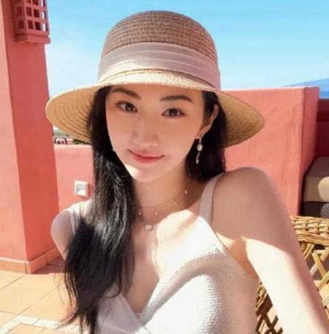 景甜这种不胖但有点肉的身材太美丽了，有种气血很足的美