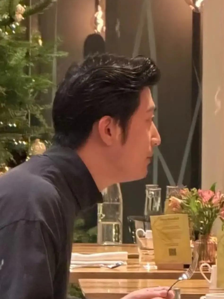 第一眼看到窦骁瞪大眼睛盯着何超莲化妆的样子，我信了：这男人真的舍不得移开眼！眼神