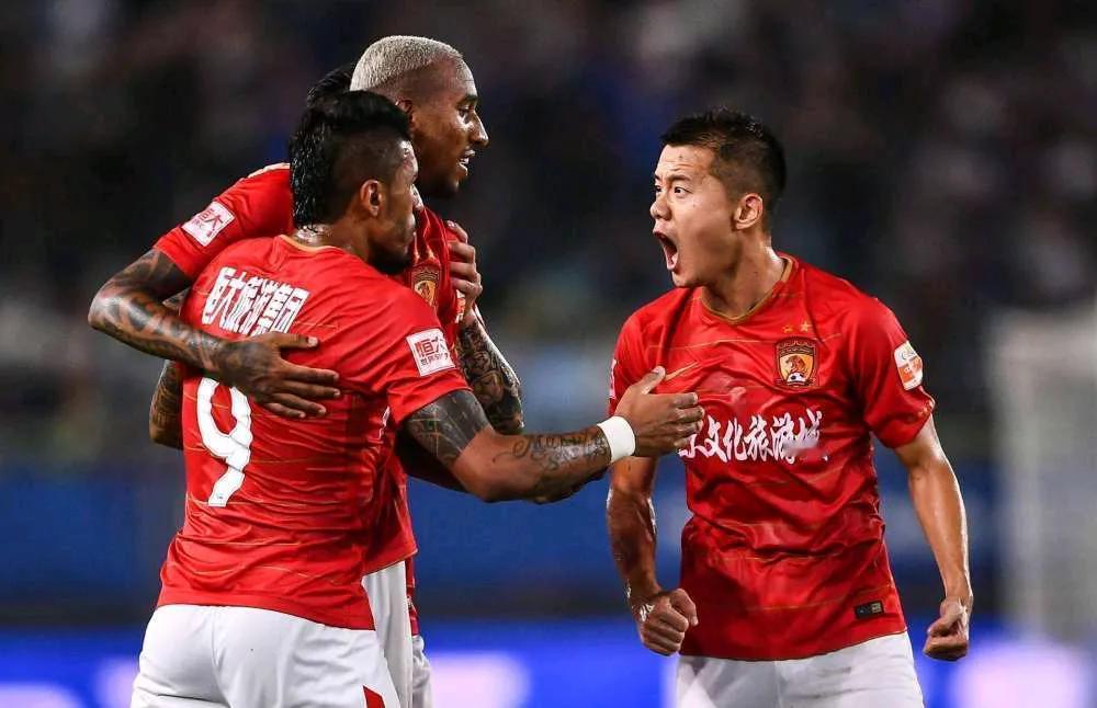 足球记者宋承良直言，足协应该剥夺广州队此前的中超冠军。他在社媒上发文表示，足协