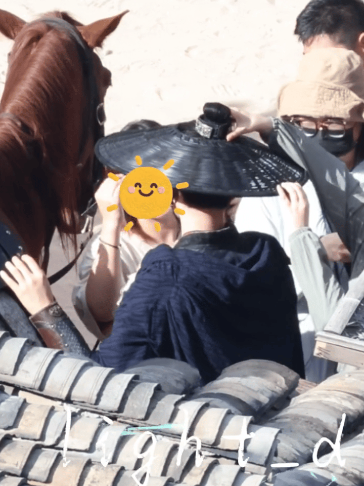 丁禹兮在剧组伸手给旁边的一位女性工作人员遮太阳，小丁真的太暖了吧。细节见人品[赞
