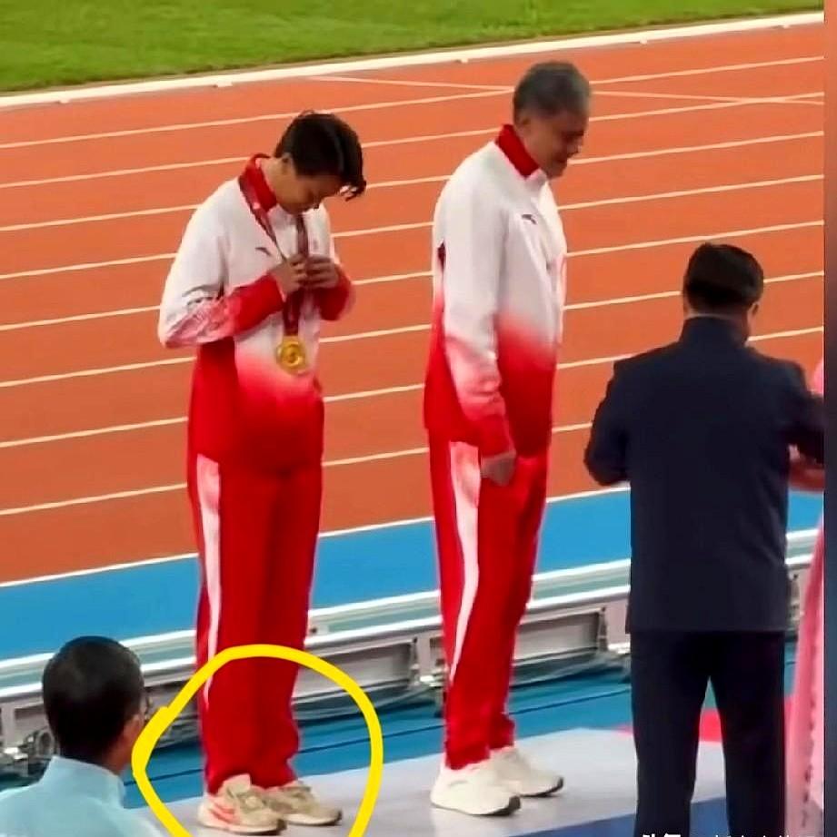 刘景扬的领奖画面，大家有无注意到她脚下穿的鞋子没有？这是一对很陈旧的运动鞋，
