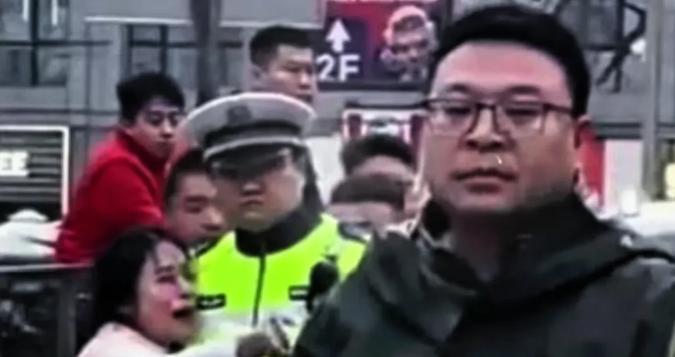 这一幕简直太有故事感了！戴眼镜的男司机毅然转身，无视身后女司机的“告状”，他没