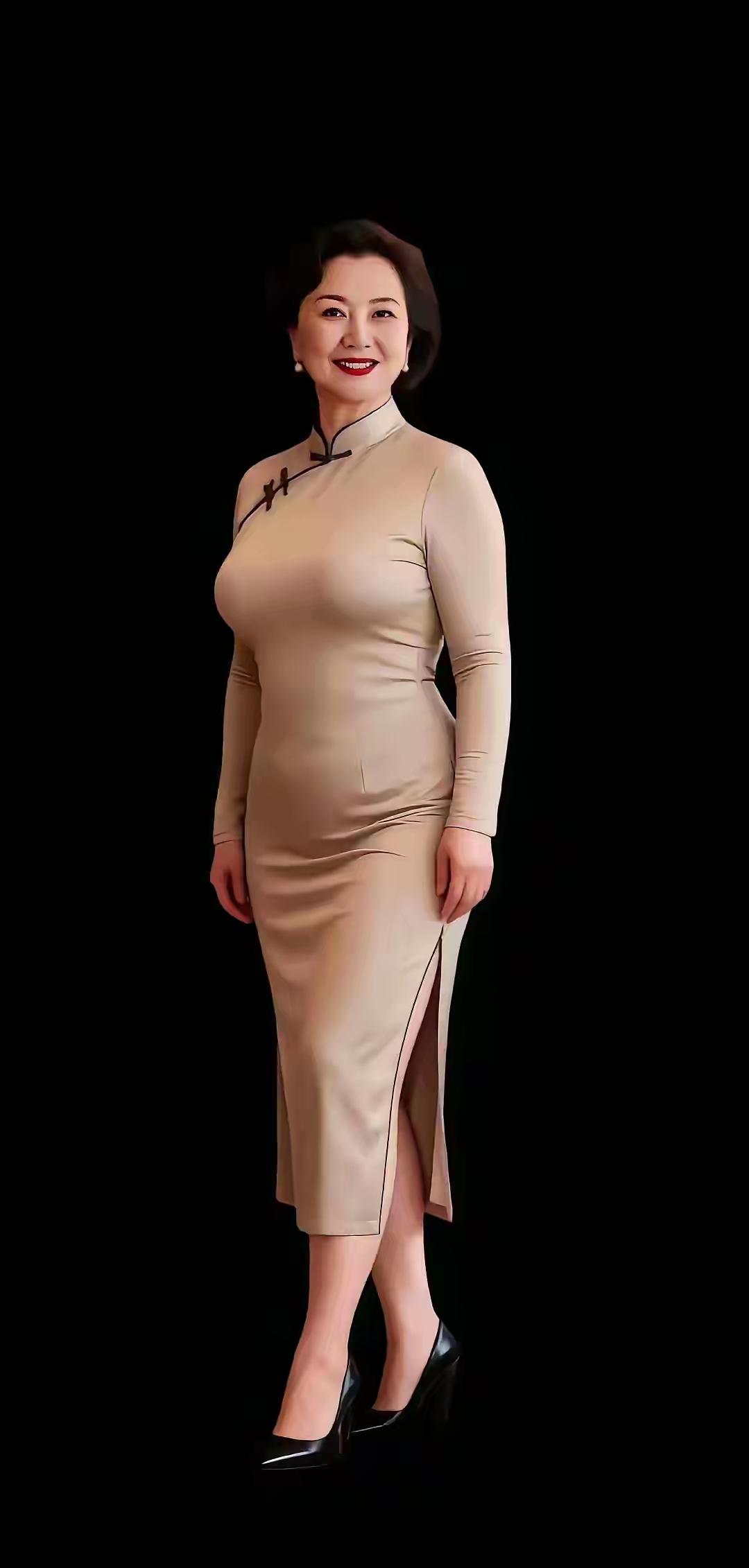 山坡羊·旗袍一袭云裳，千般柔样，盘扣轻绾风流状。步回廊，影悠长，暗香浮