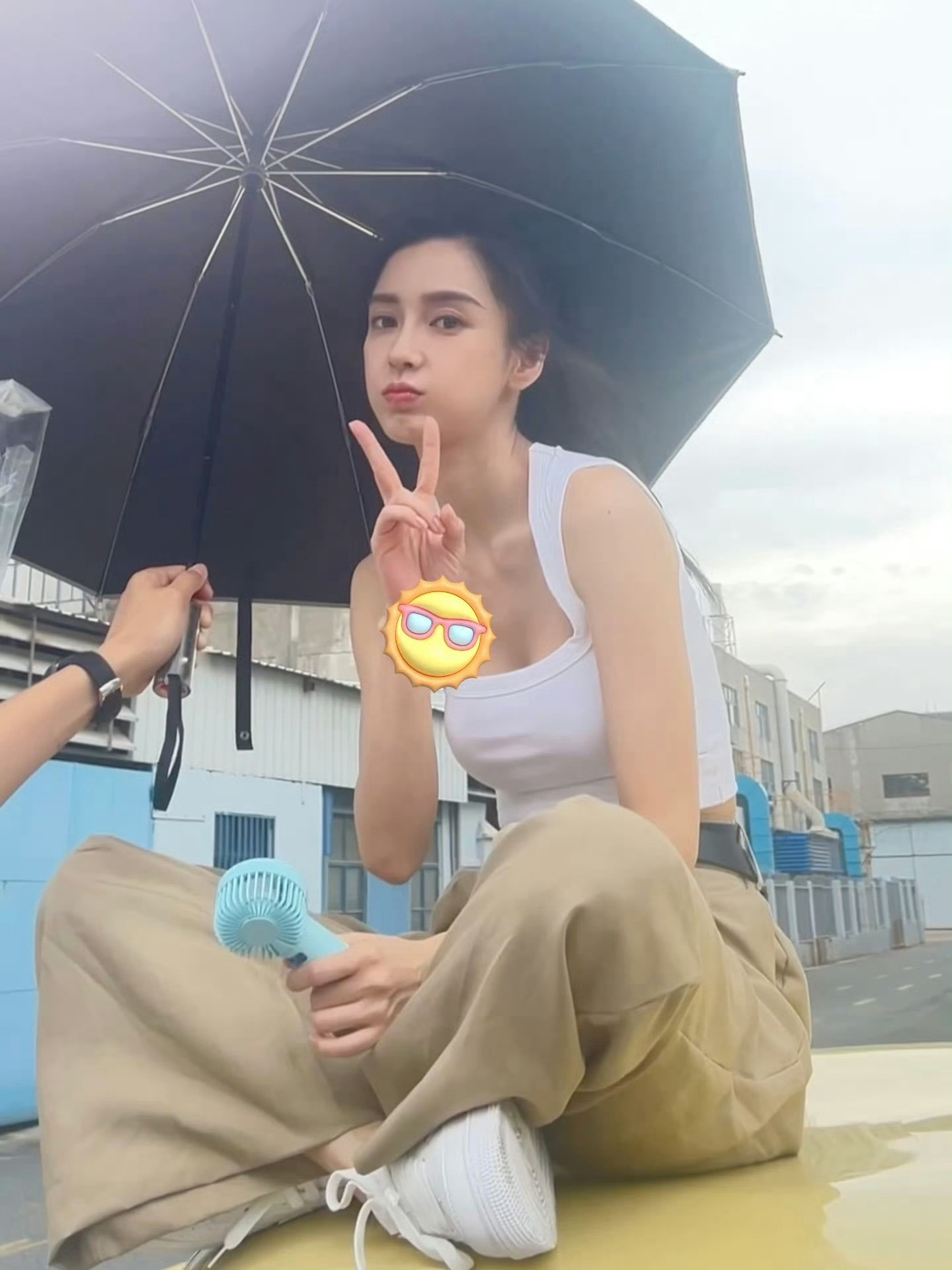 Angelababy出门三个手机起步支持美女出门带手机自由哈，美鼻想带几部都可以