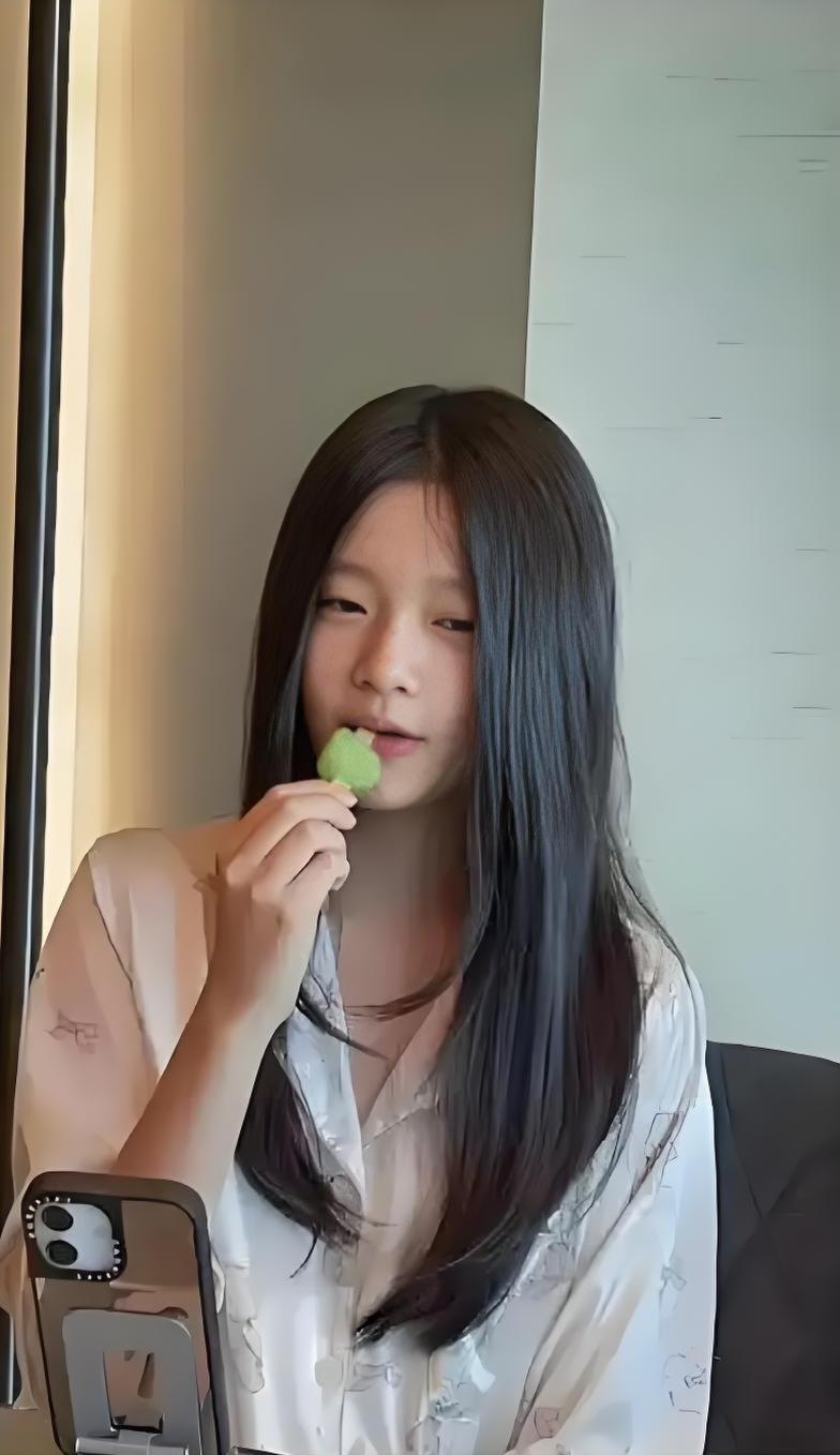 谁都看得明白，小玥儿在汪家的地位，根本没人能撼动。不是什么嫡长女，而是她长得