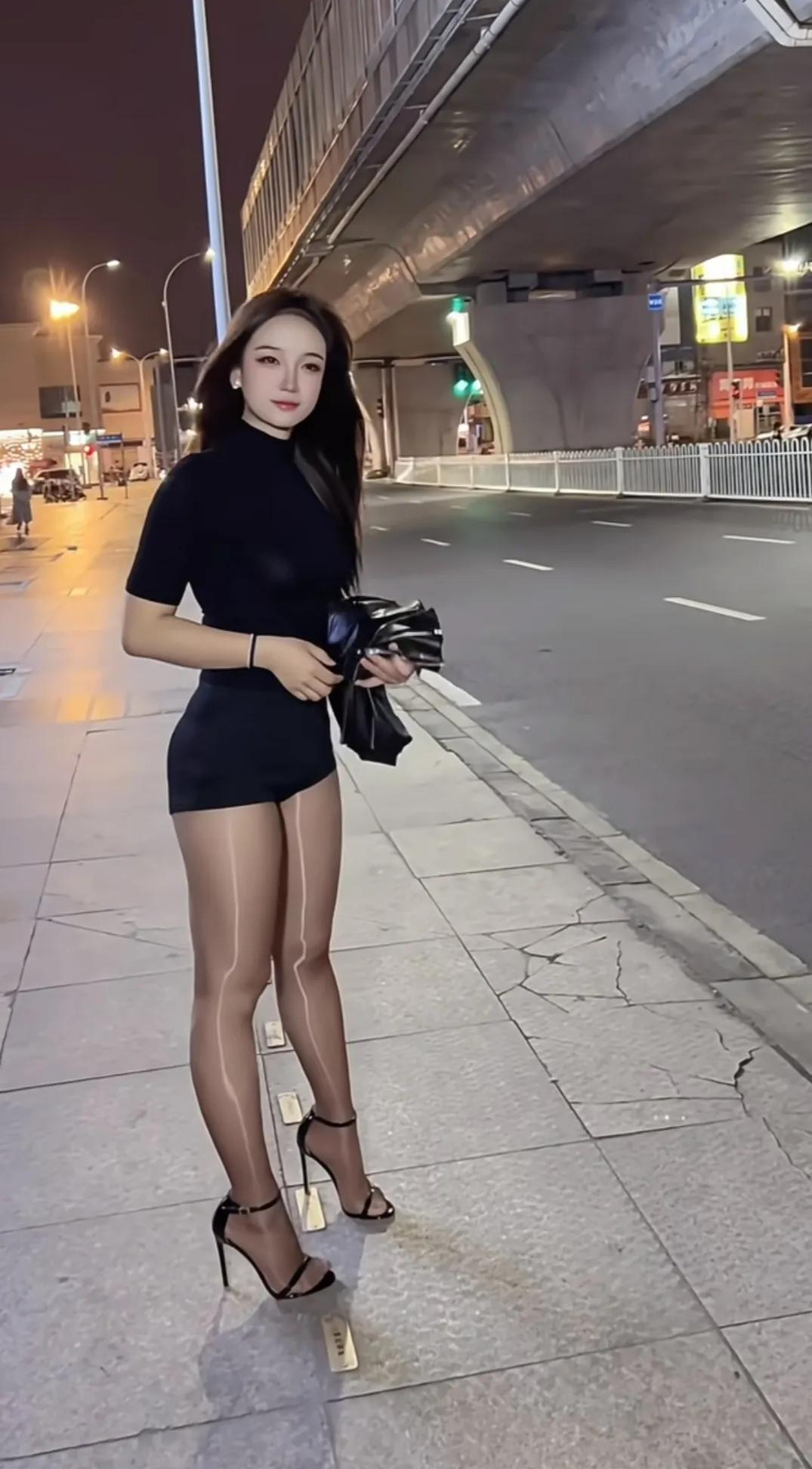 这大腿闪闪发光，袜子的质量真是太好了。