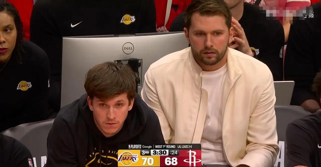 G3生死时刻！东契奇里夫斯替补席变脸，詹姆斯绝平三分拖入加时，湖人3-0火箭逼近
