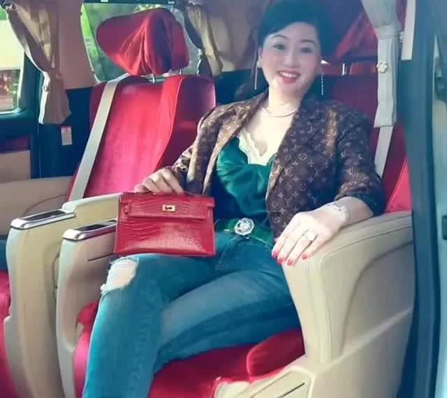蔡天凤在家里是老大，还有两个妹妹，从照片可以看出，不仅蔡天凤妈妈风韵犹存，50岁