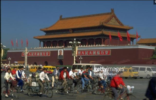 94年中国老照片: 图5女孩美貌堪比一线女星,图9大爷现在千万身家