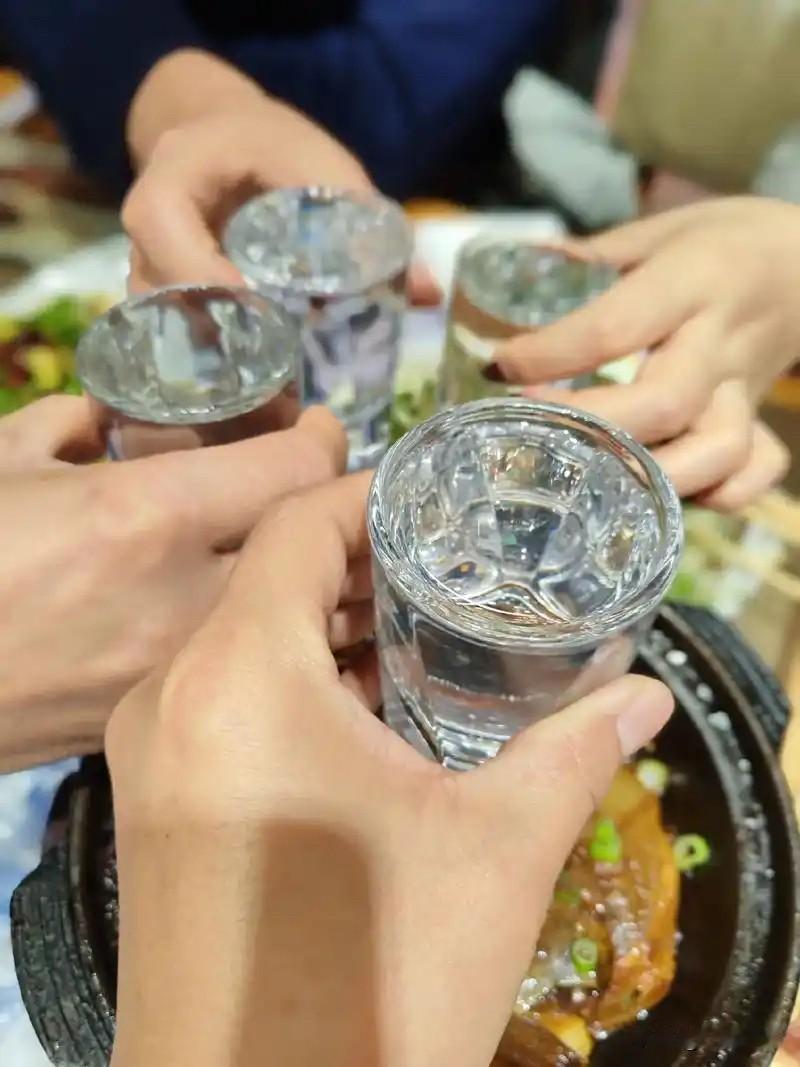 湖北孝感，男子和几个朋友打麻将，结束后，赢钱的朋友请吃饭，6个人一同来到烧烤店，