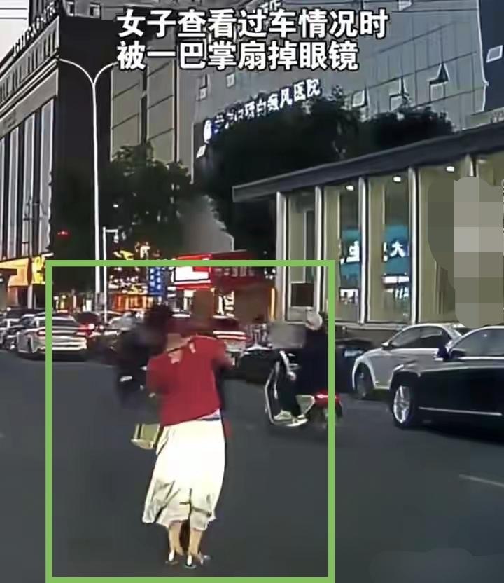 看了评论区才知道大爷为什么把女子眼镜扇掉！不是因为女子没有询问大爷就上手扶，