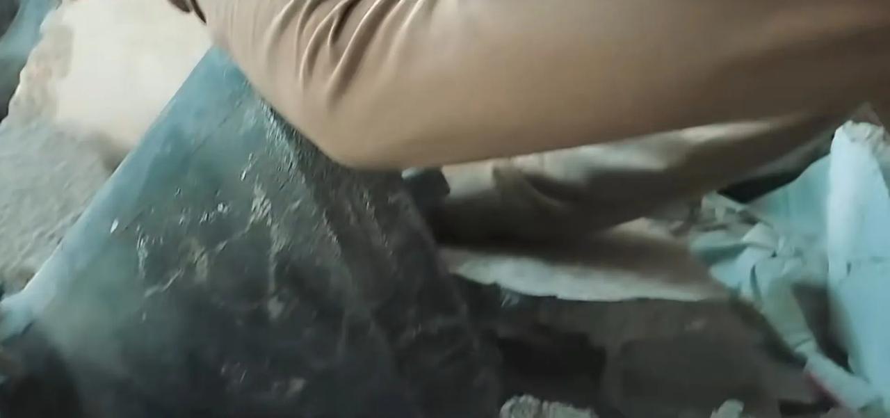 加沙地带最新战斗视频，一名哈马斯所属卡桑旅武装人员拿着一个很沉的反坦克雷，利用一