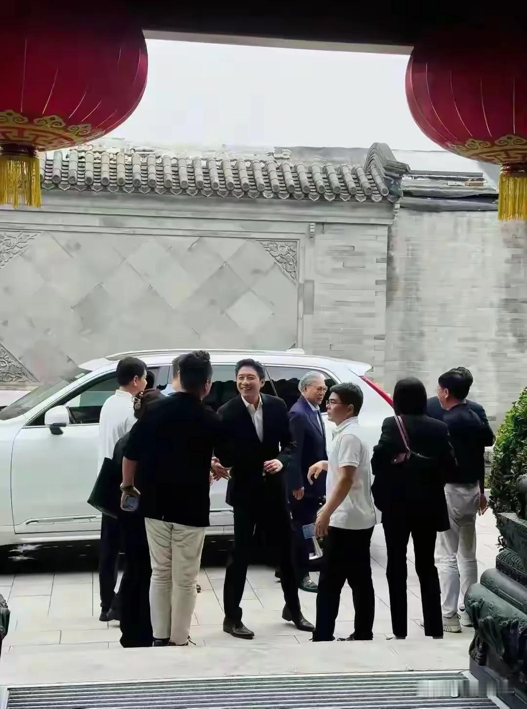 白发苍苍的霍震霆，身旁跟着两个高富帅儿子，心安又踏实。有钱如他，离异后没有再婚，