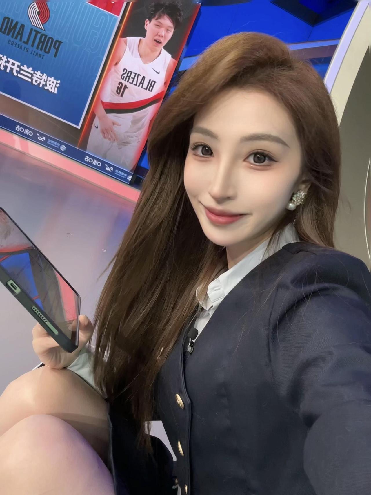 体育主持人王羽希这个腿也算是极品了，又嫩又白！