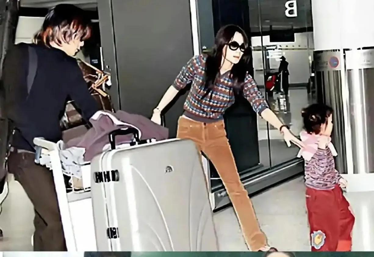 王菲是个不折不扣的好妈妈，别看是家喻户晓的歌坛巨星，她的眼睛却没盯在名利场上，