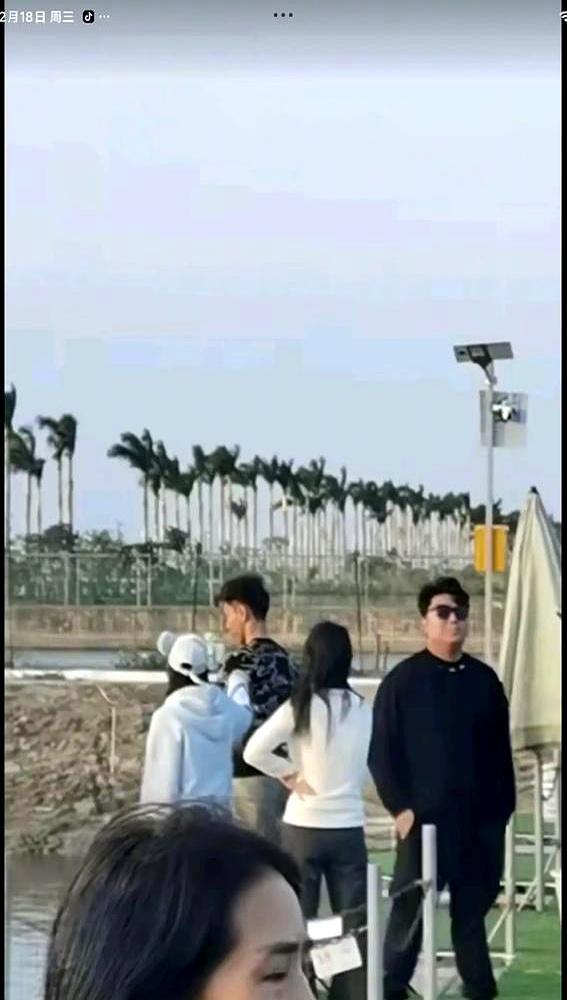 全红婵春节回家，家人却被逼得“没空陪你们”！她瘦了一圈的背影，身边大哥像保镖。这