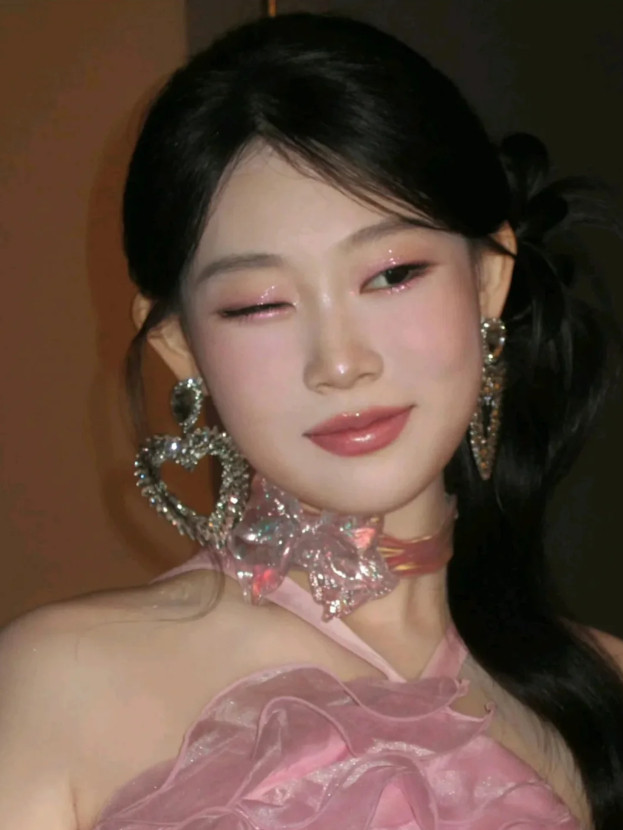 沈佳润路人缘是一种玄的东西沈佳润从小就招人喜欢，出道后也一直大大方方的不作妖