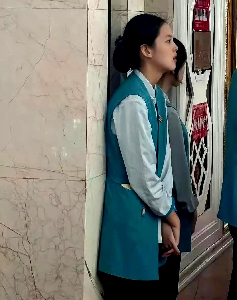 杨超越当服务员的时候真的很普通。我还记得她当初在餐馆打工的照片，转眼她就